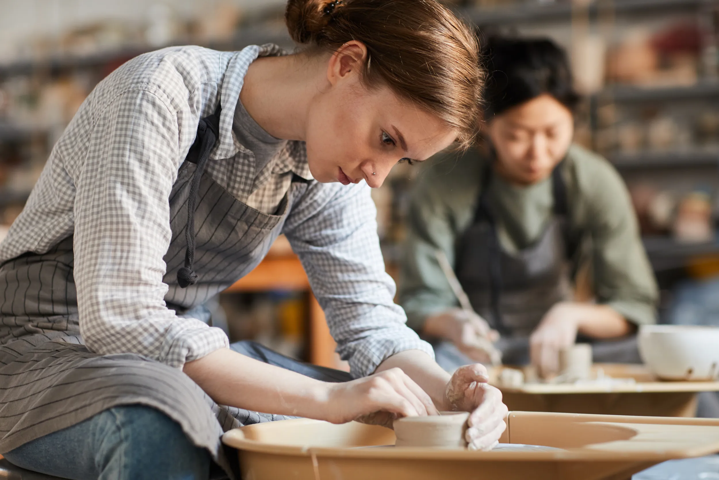 Deux femmes font de la poterie