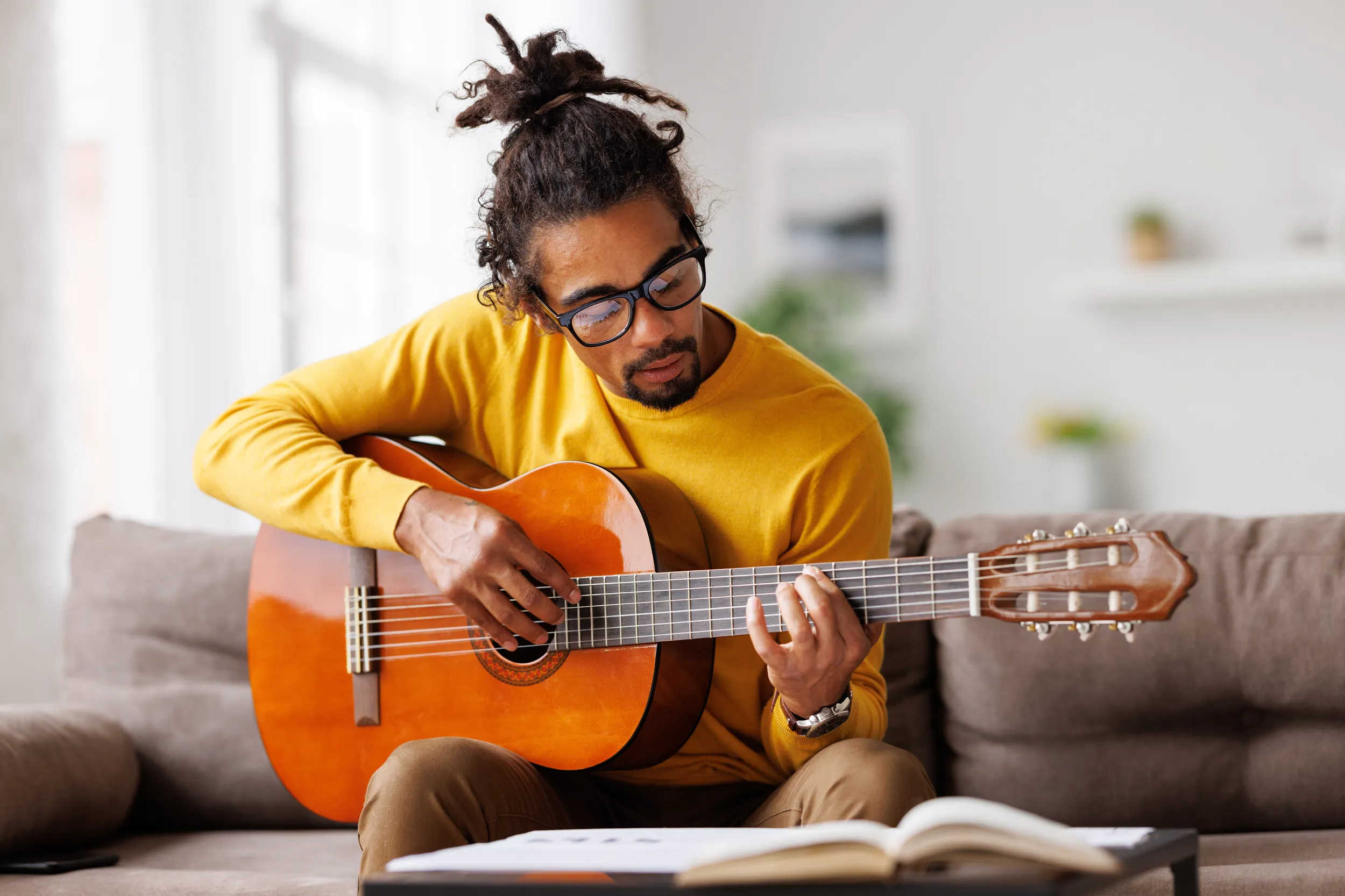 Un homme jouant de la guitare