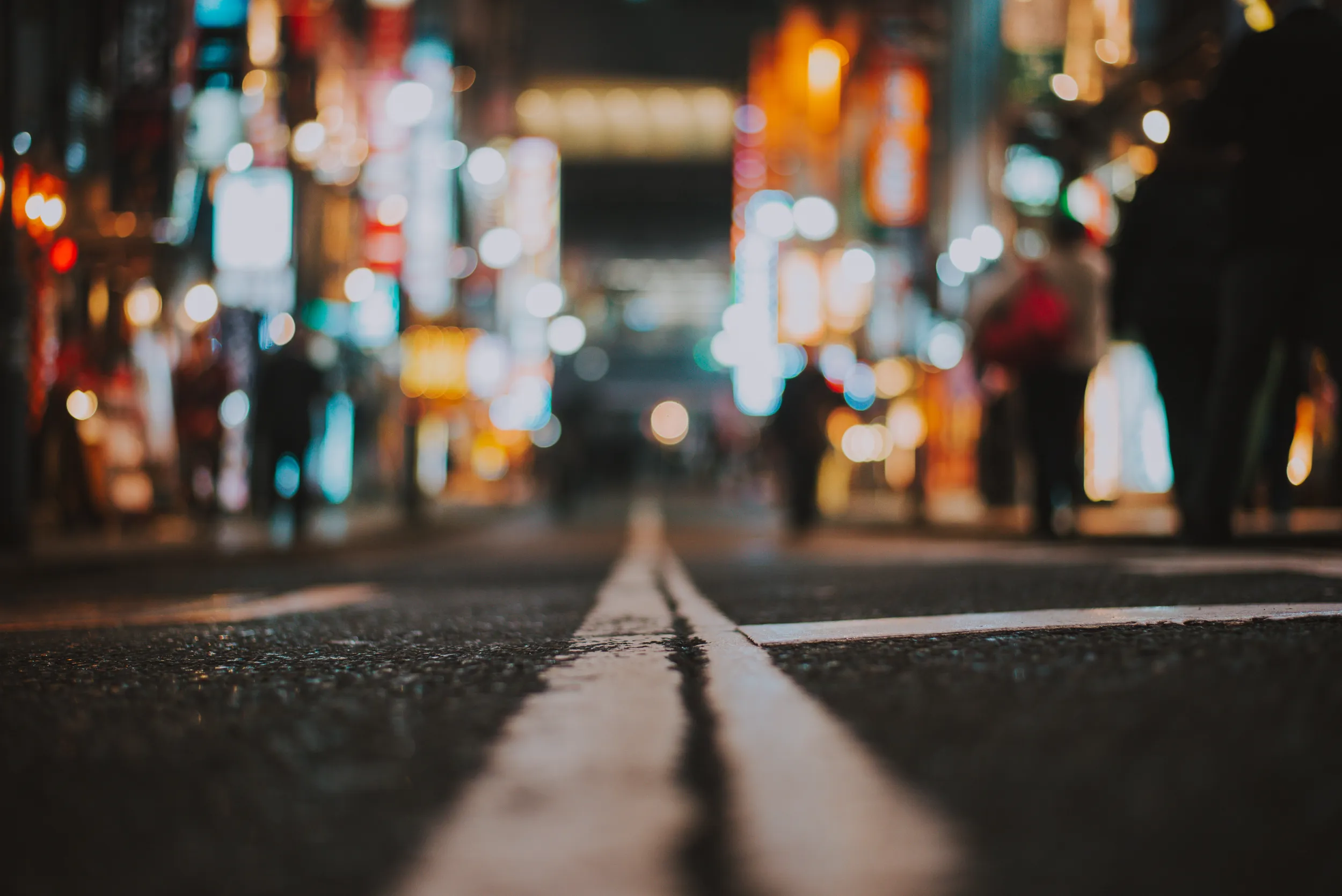 Photo d'une rue éclairée, prise de nuit