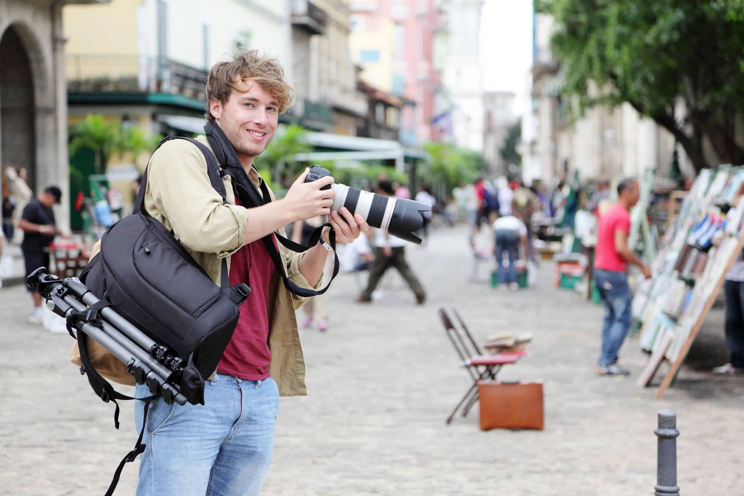 Un homme voyageant avec un appareil photo et son matériel photographique