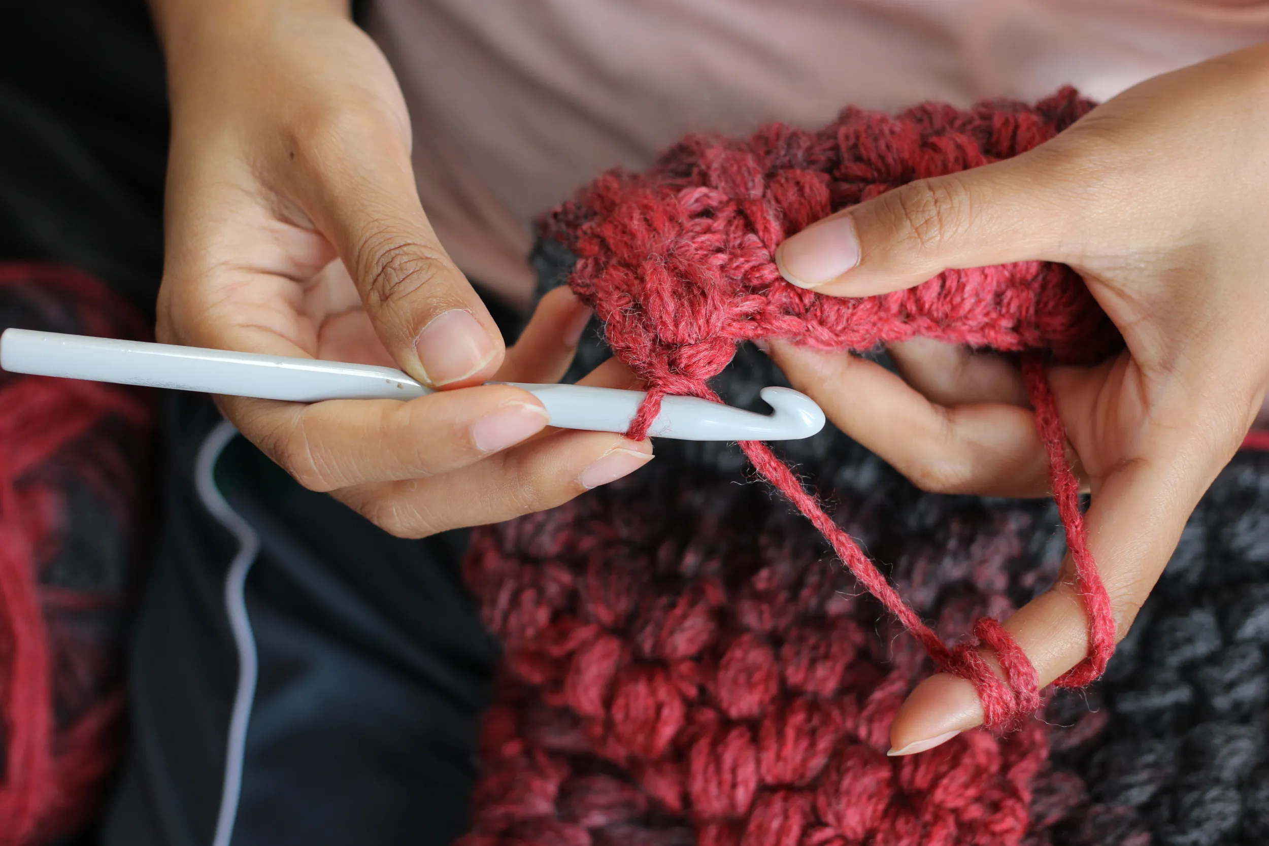 Une femme en train de faire du crochet