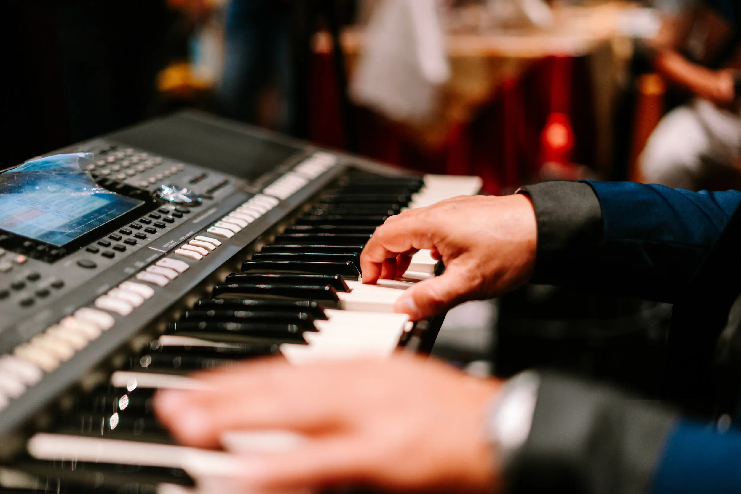 Des mains d'homme sur un clavier
