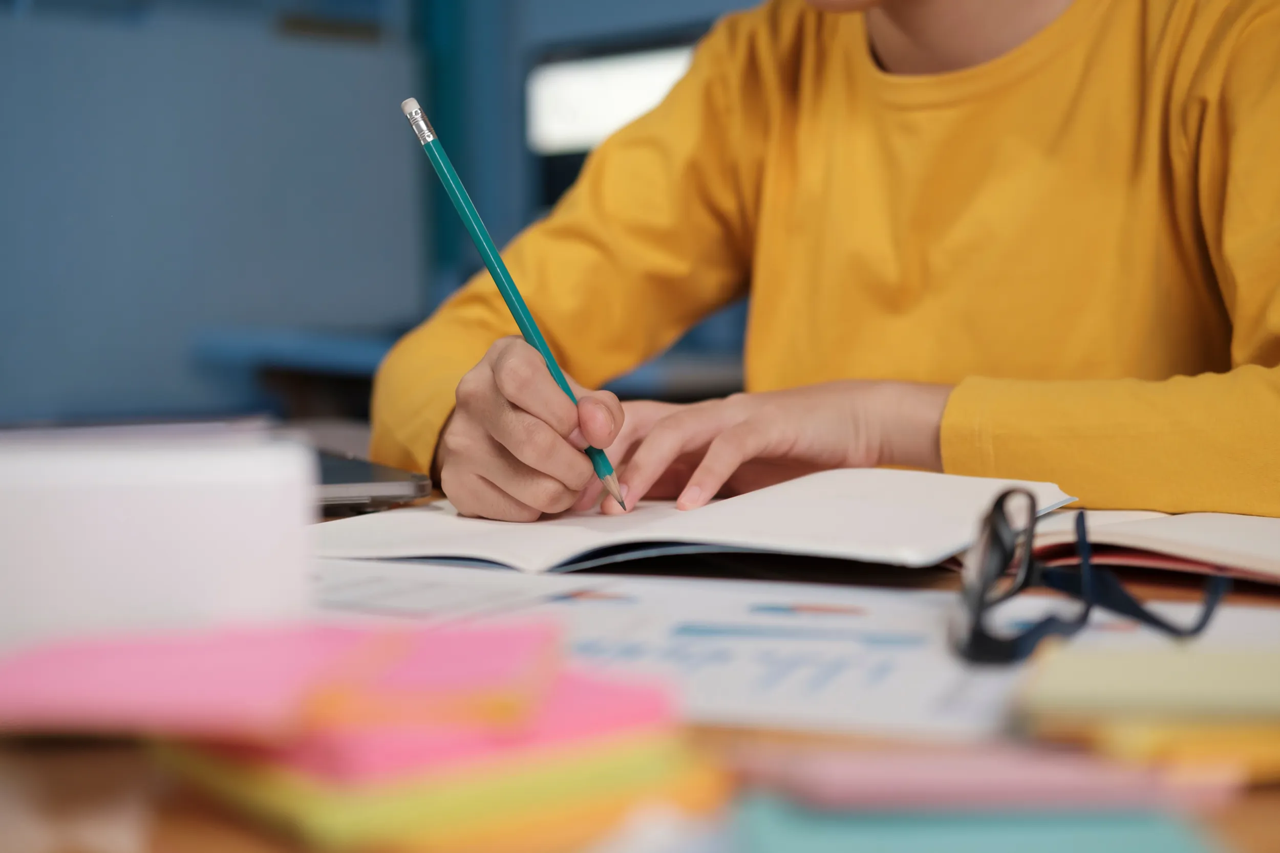 Une femme écrit dans un cahier