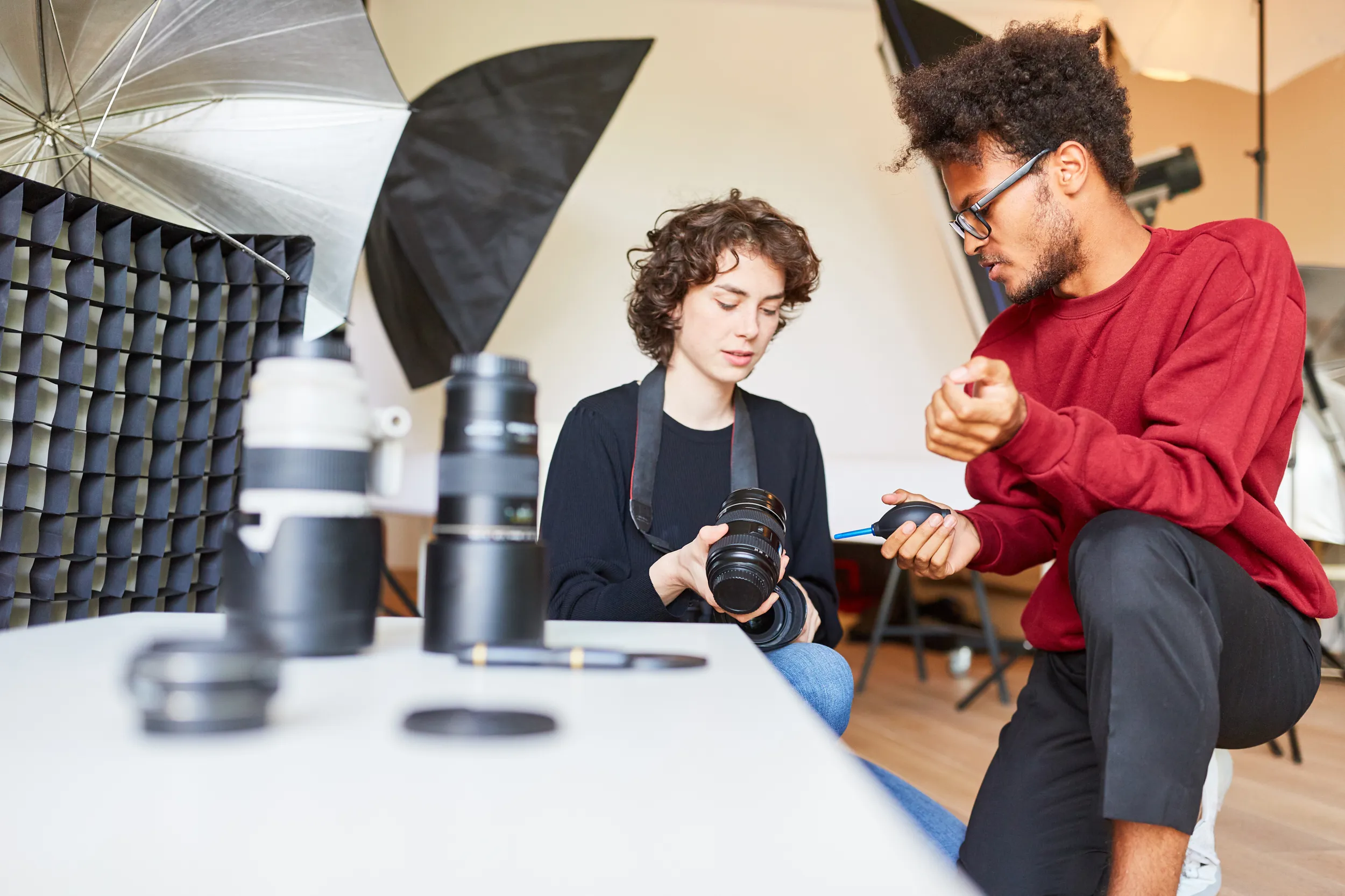 Une femme et un homme regardent un objectif photo