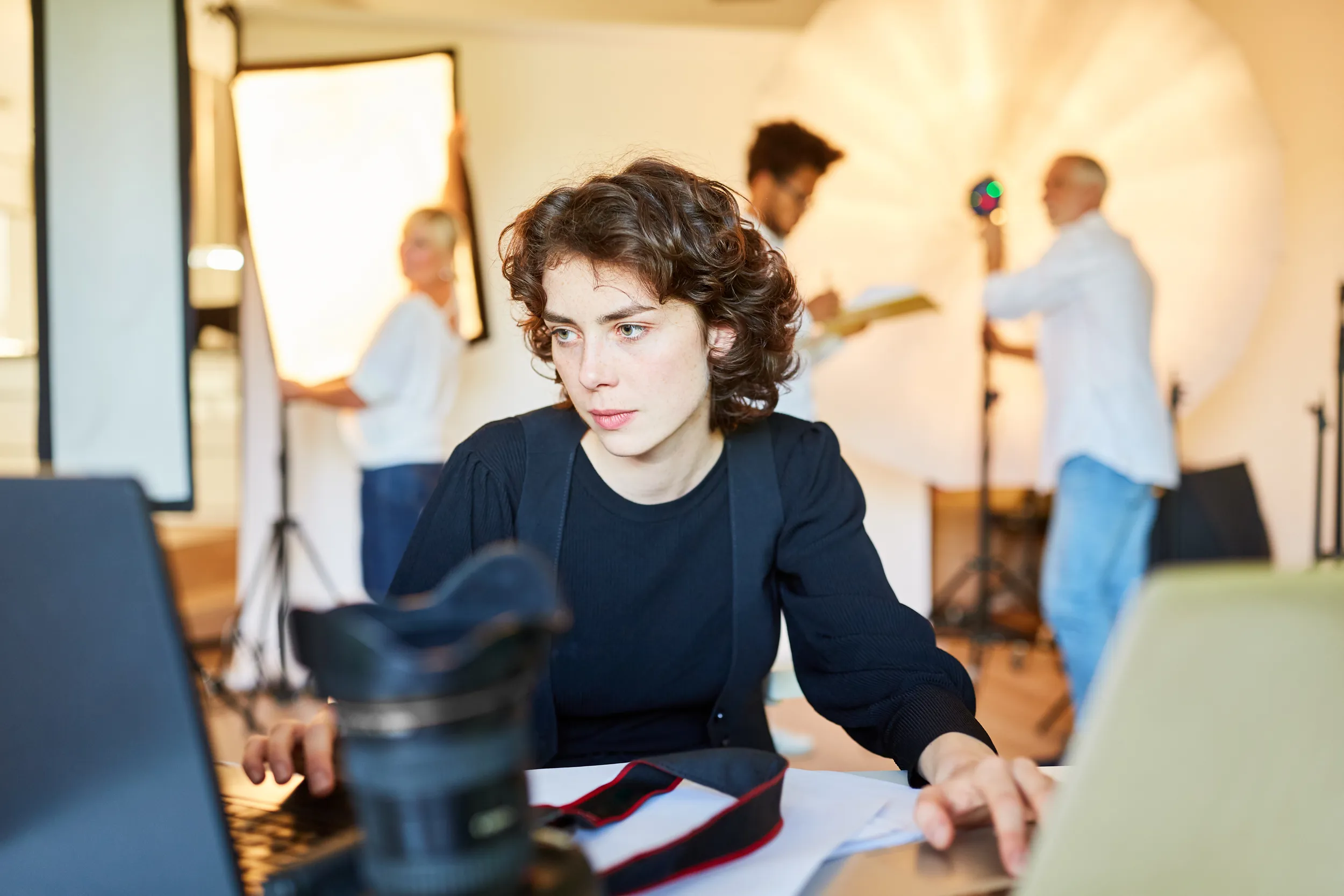 Femme en train de retoucher une photo
