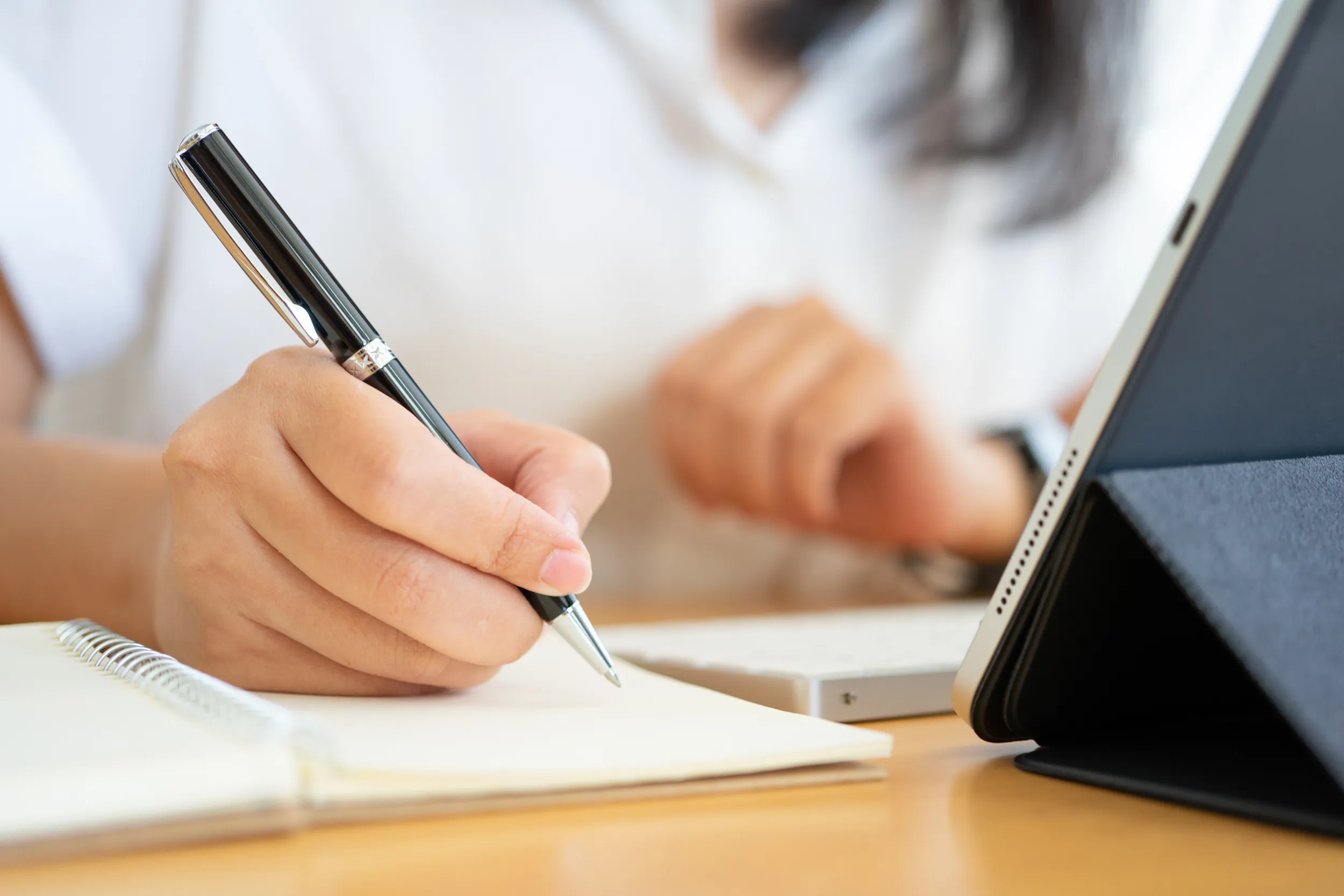 Une femme écrit dans son carnet