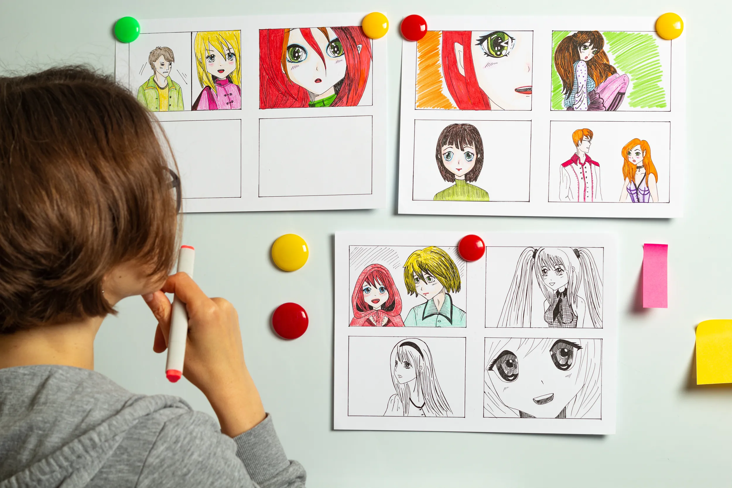 Une fille dessine des bandes dessinées
