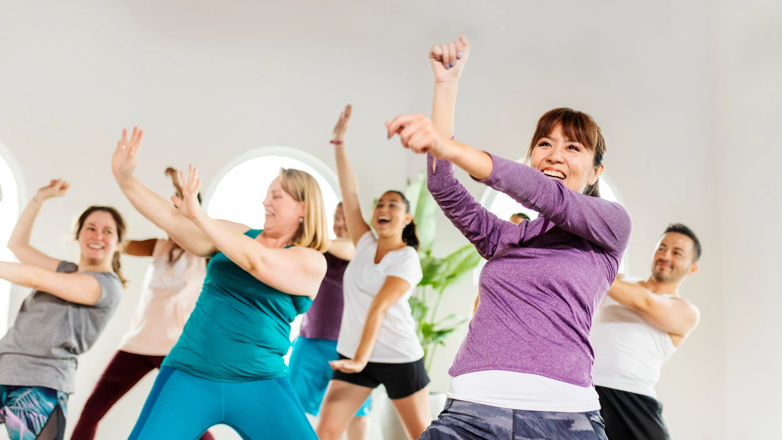 Des femmes et des hommes lors d'un cours de Zumba