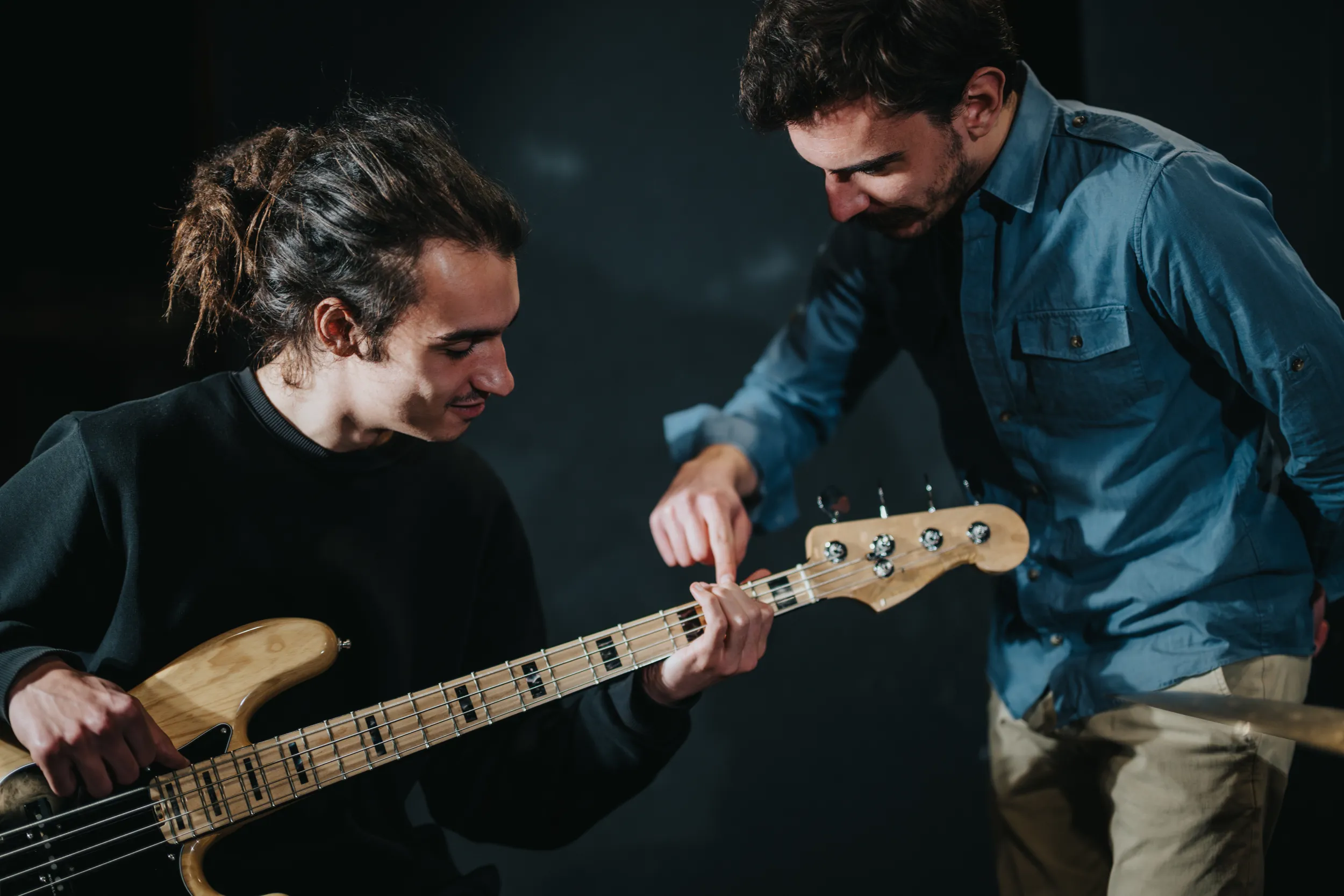 Un professeur de basse électrique avec son élève