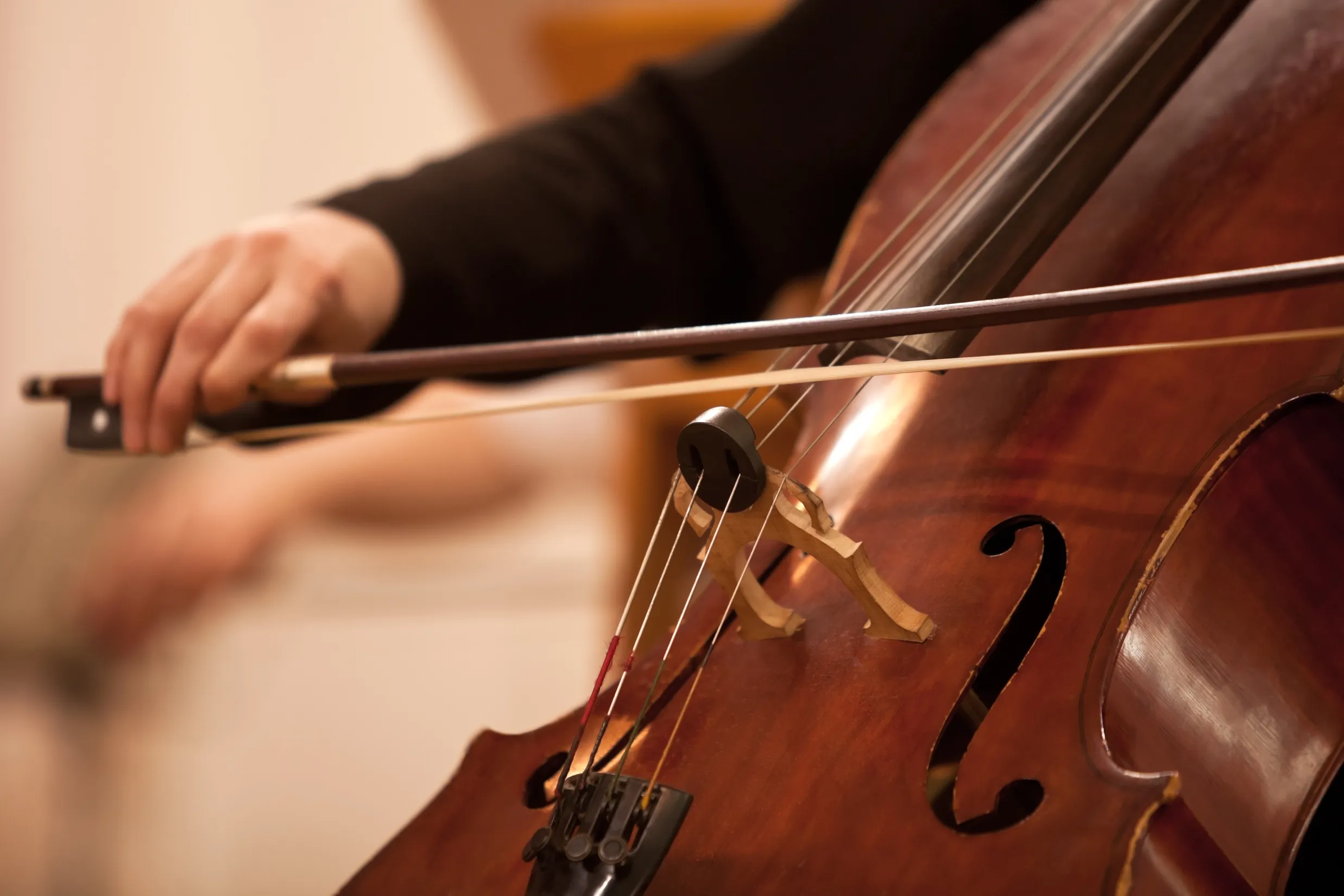 Une personne jouant du violoncelle