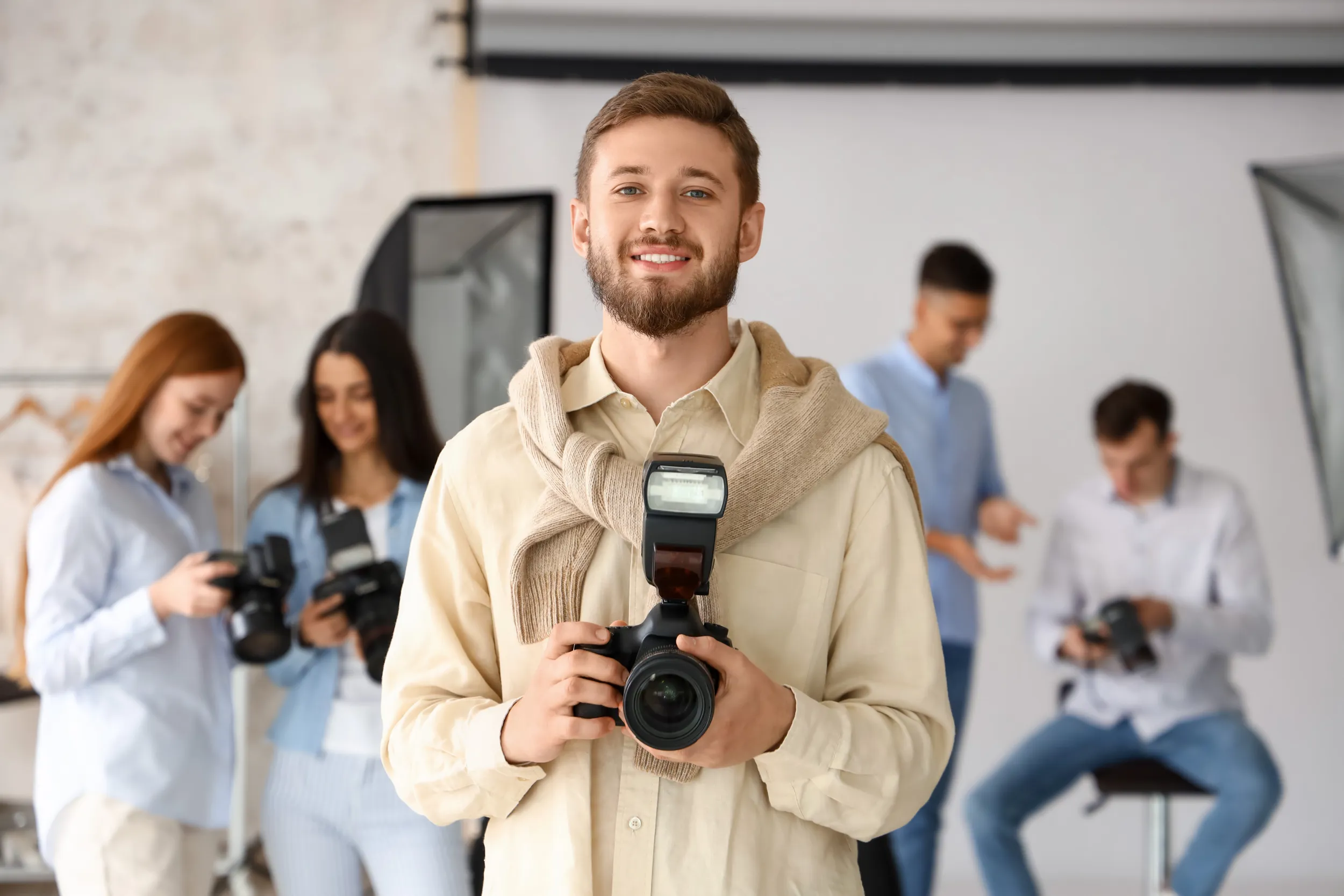 Un groupe en train de prendre des photos dans le studio