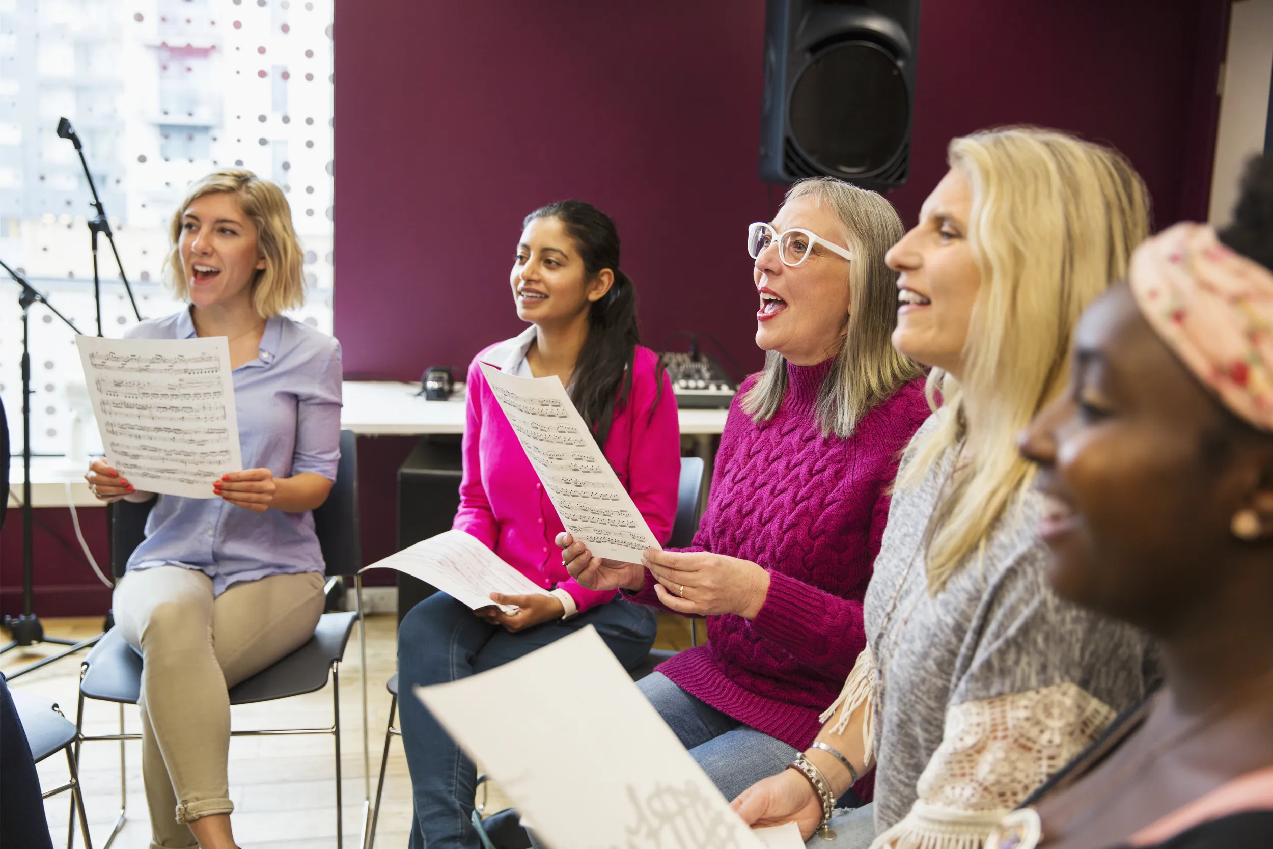 Cinq femmes chantent en chœur