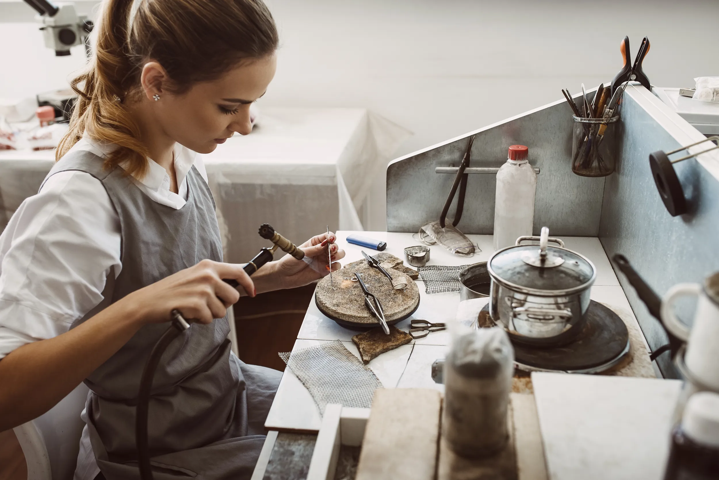 Une femme qui crée des bijoux et pratique l'orfèvrerie