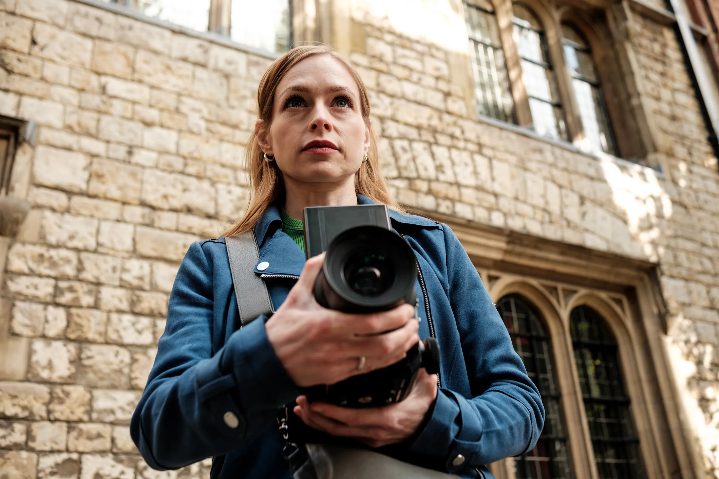 Une femme photographie un bâtiment historique