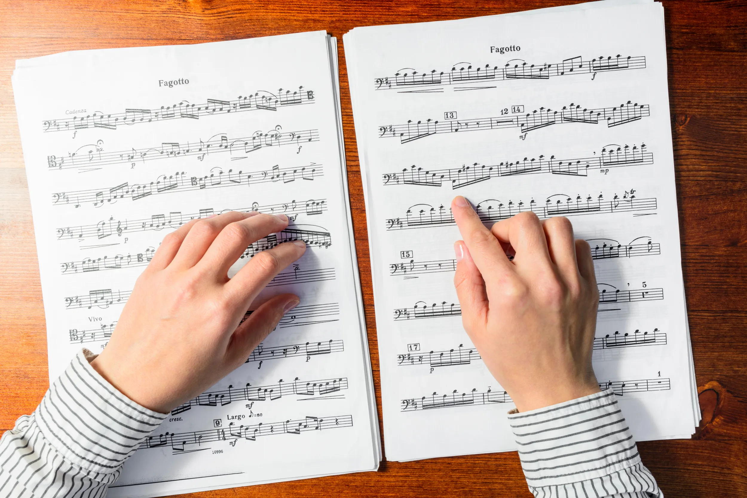 Une femme en train de lire une partition