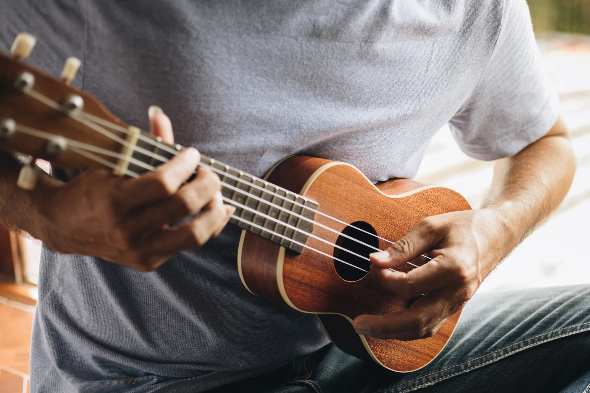 Un homme jouant du ukulélé