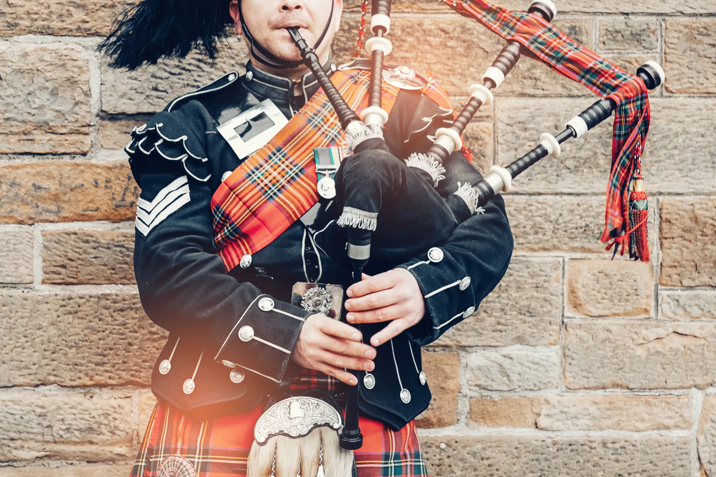 Un homme en costume traditionnel jouant de la cornemuse