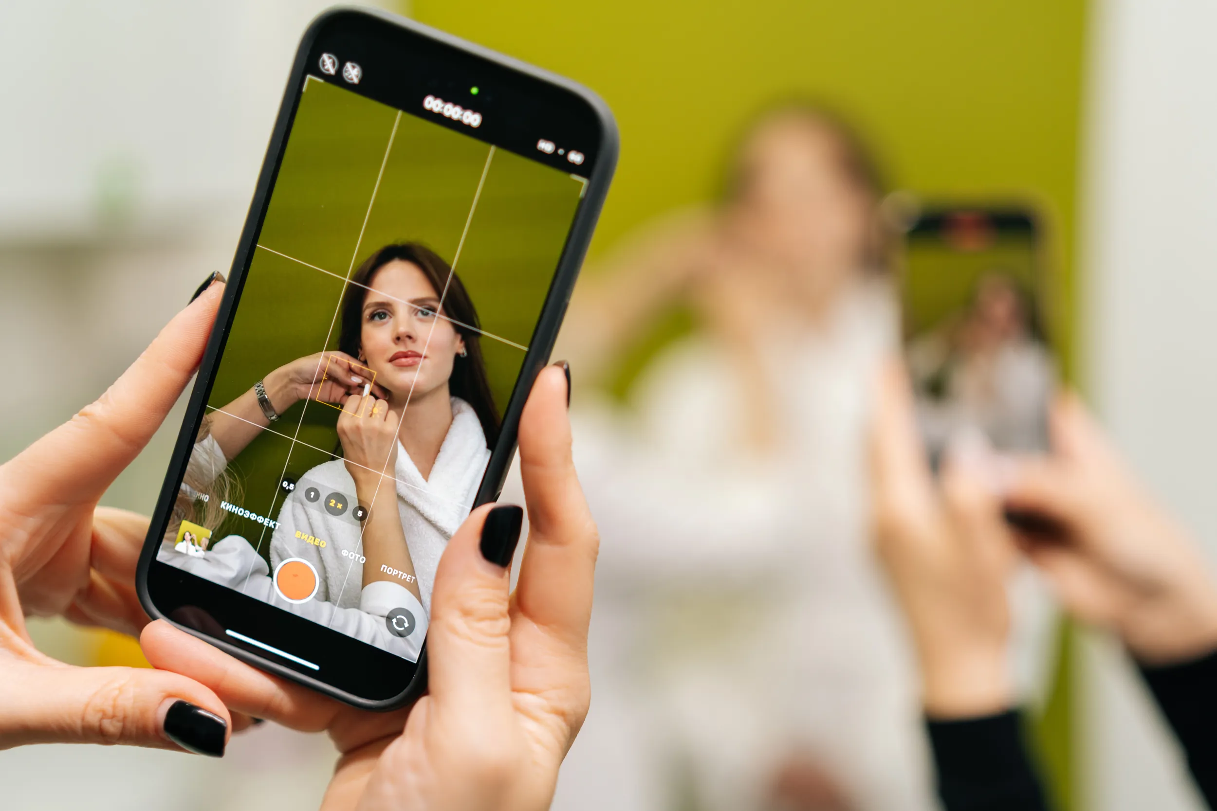 Une femme prend une photo de mode avec son smartphone