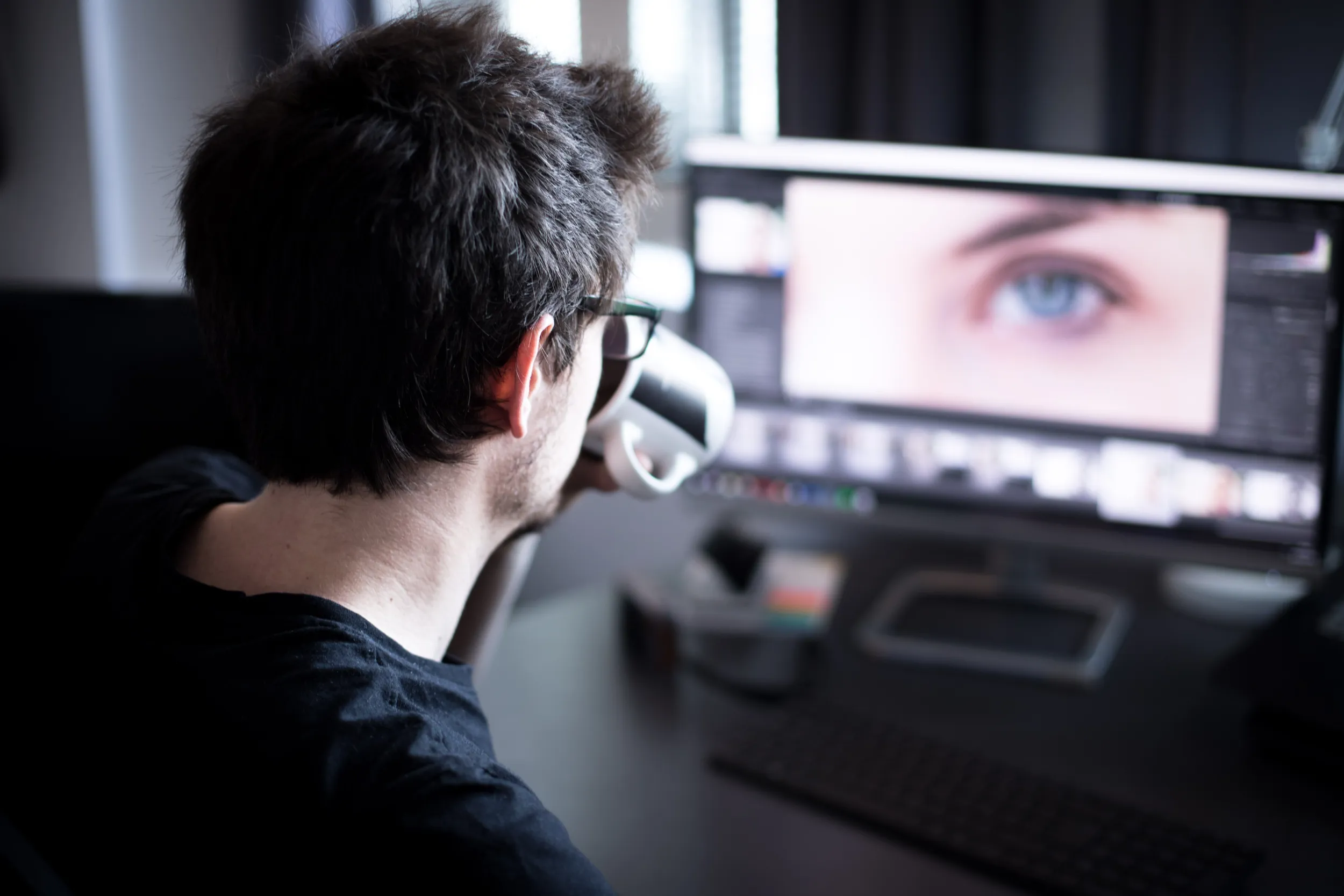 Un homme retouche une photo sur son ordinateur