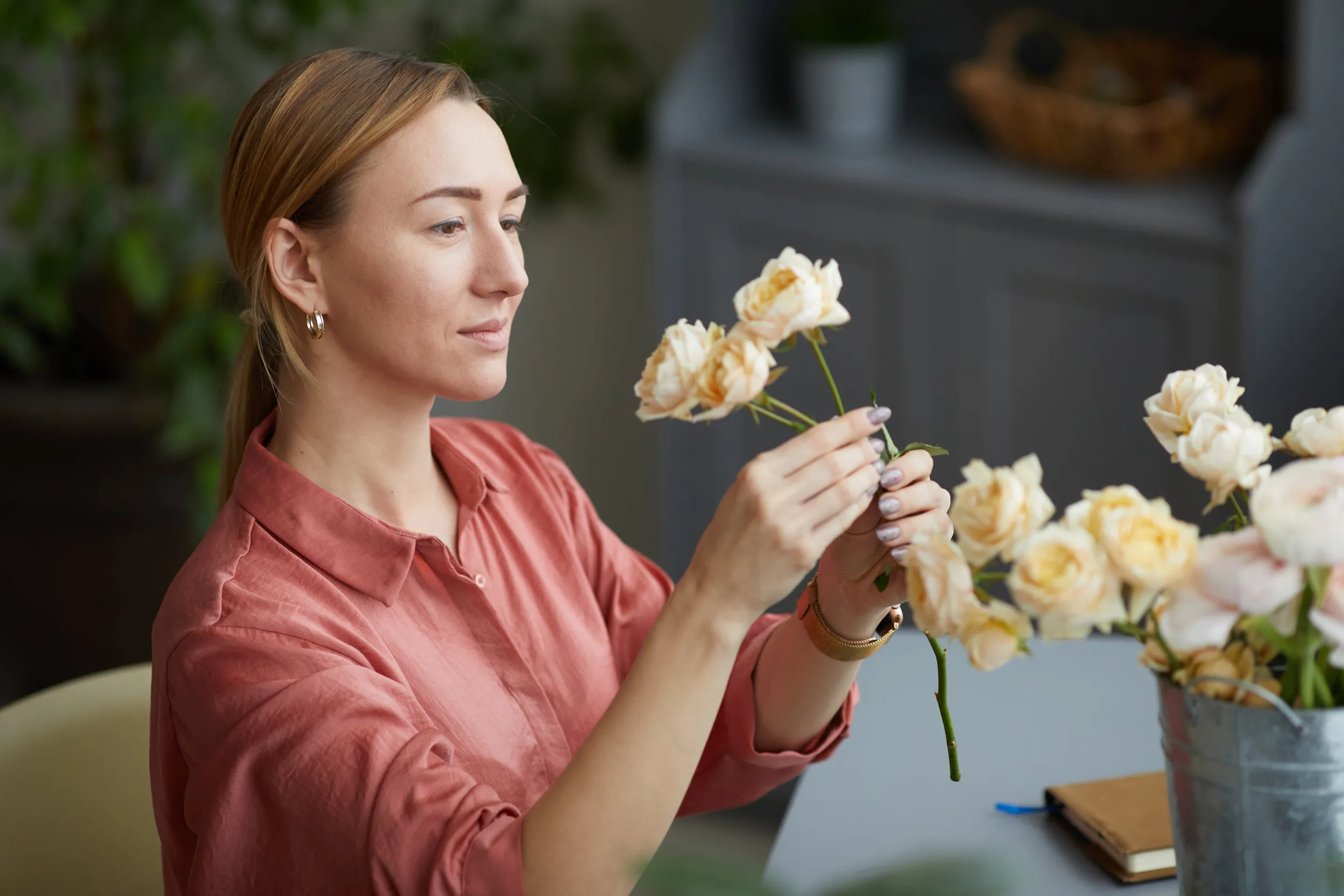 Femme en train de faire un bouquet de roses