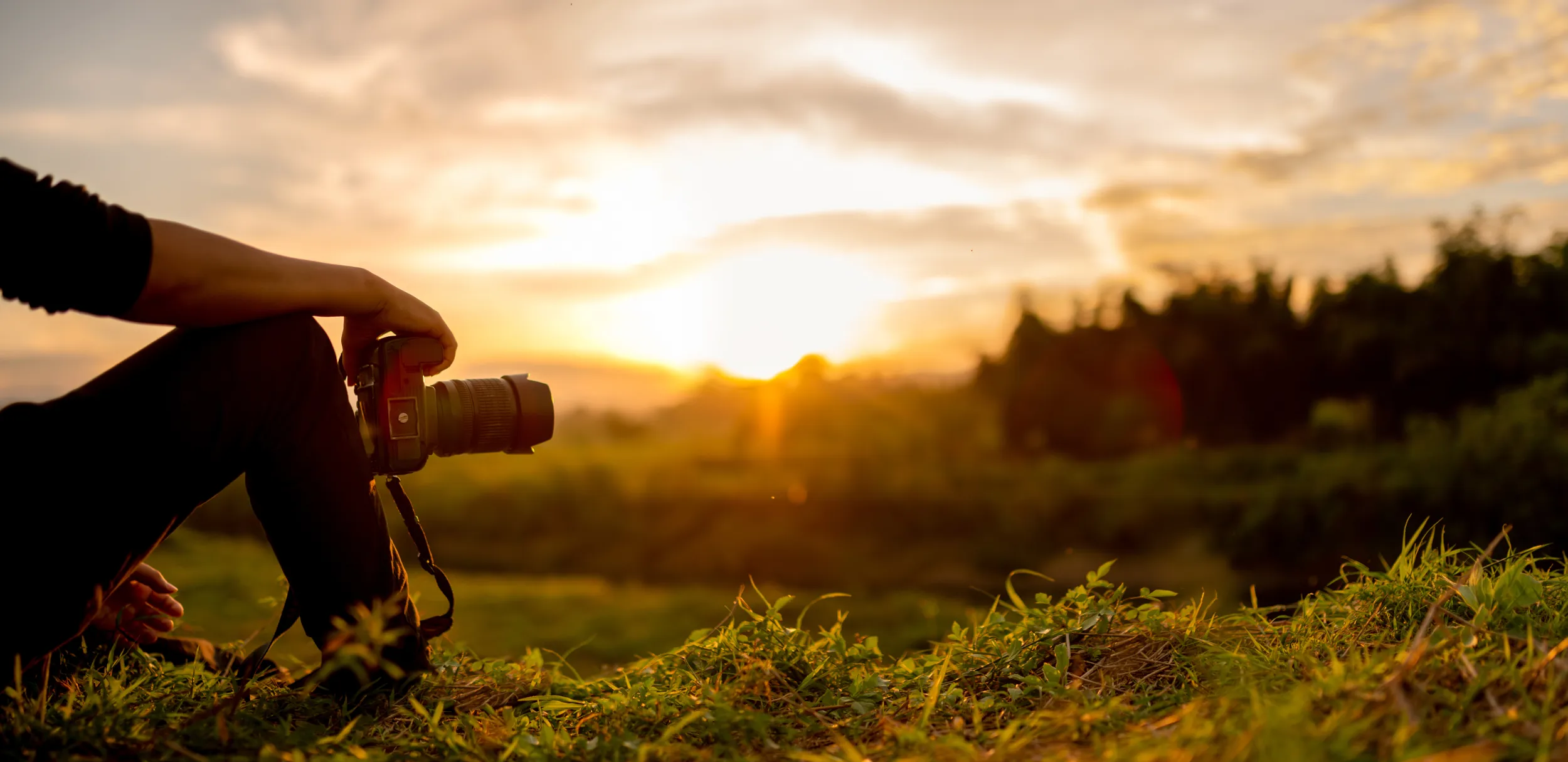 Un homme photographiant le paysage au crépuscule