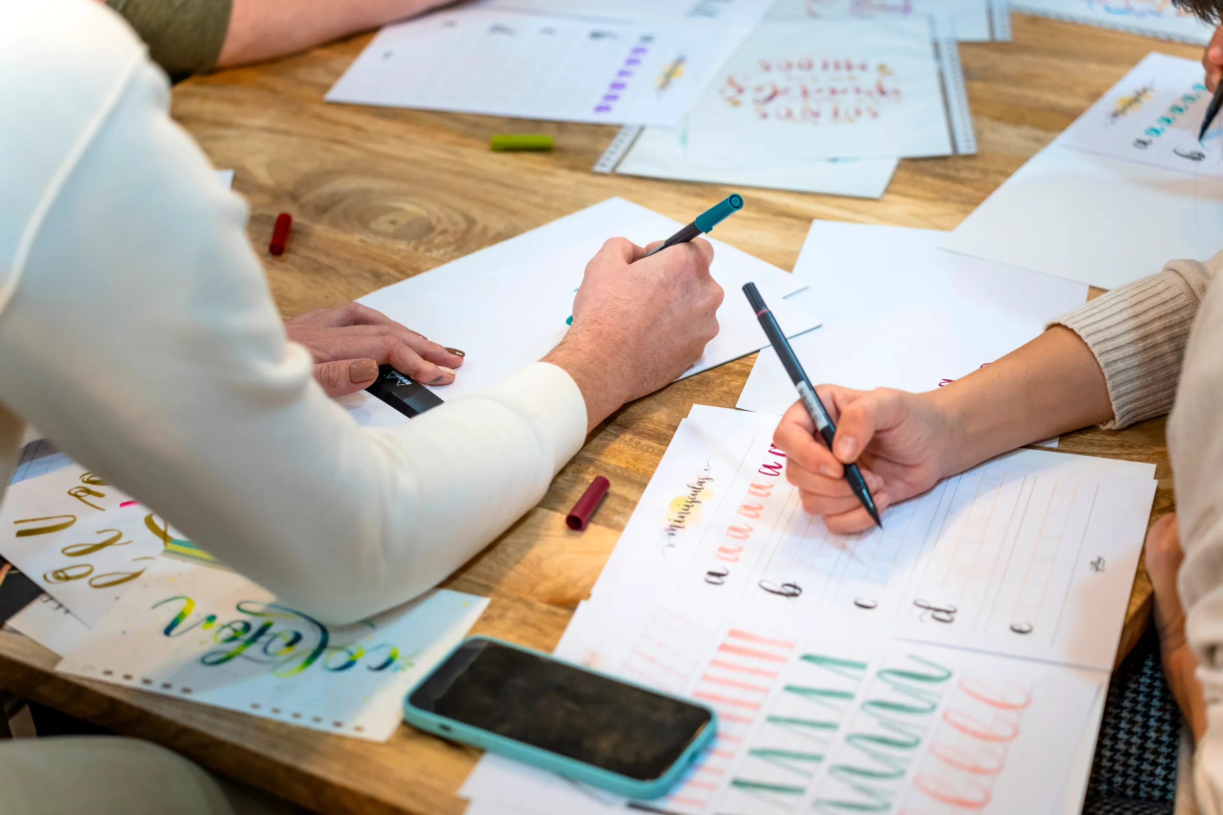 Deux femmes pratiquant le brush lettering