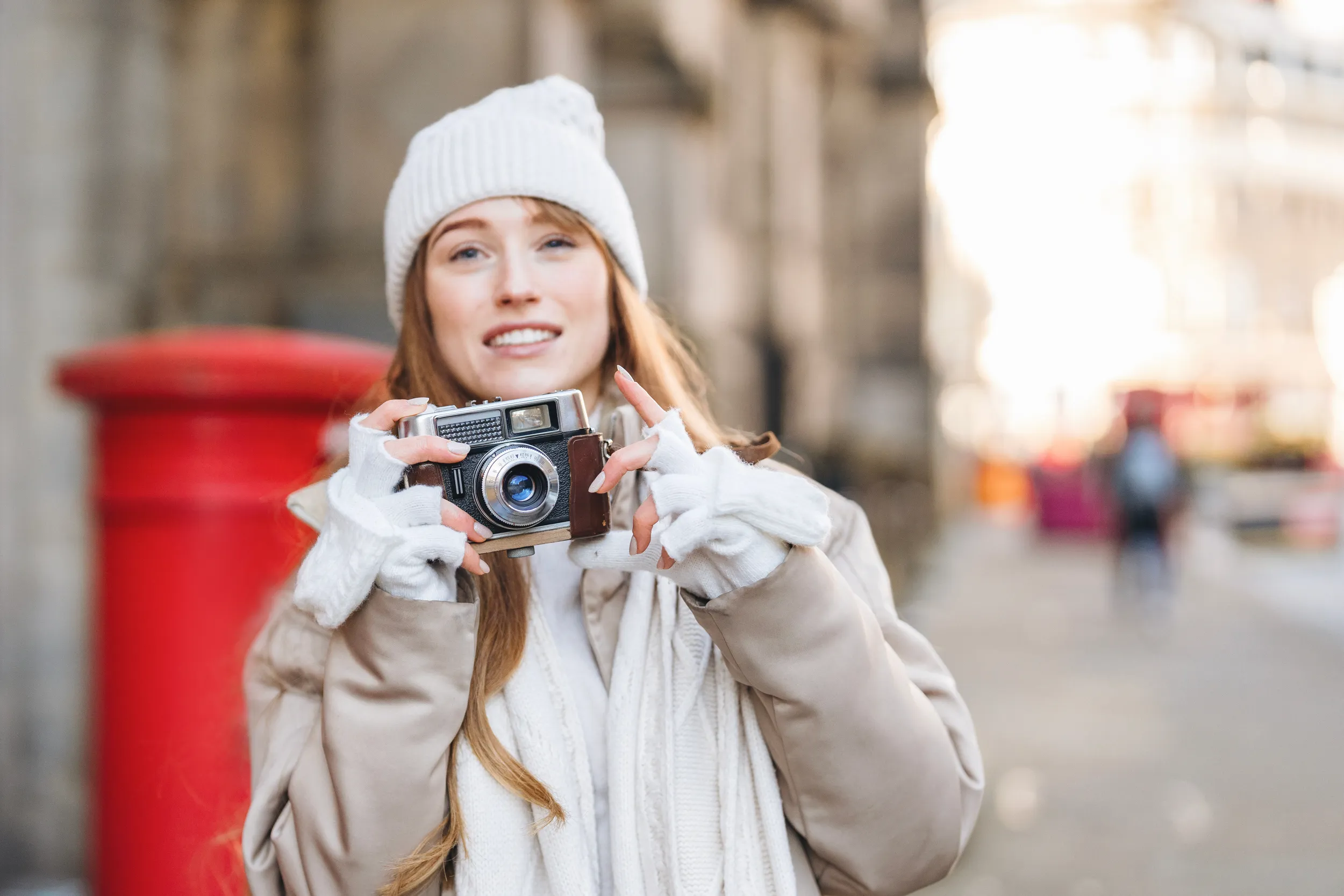 Une femme fait de la photographie de rue